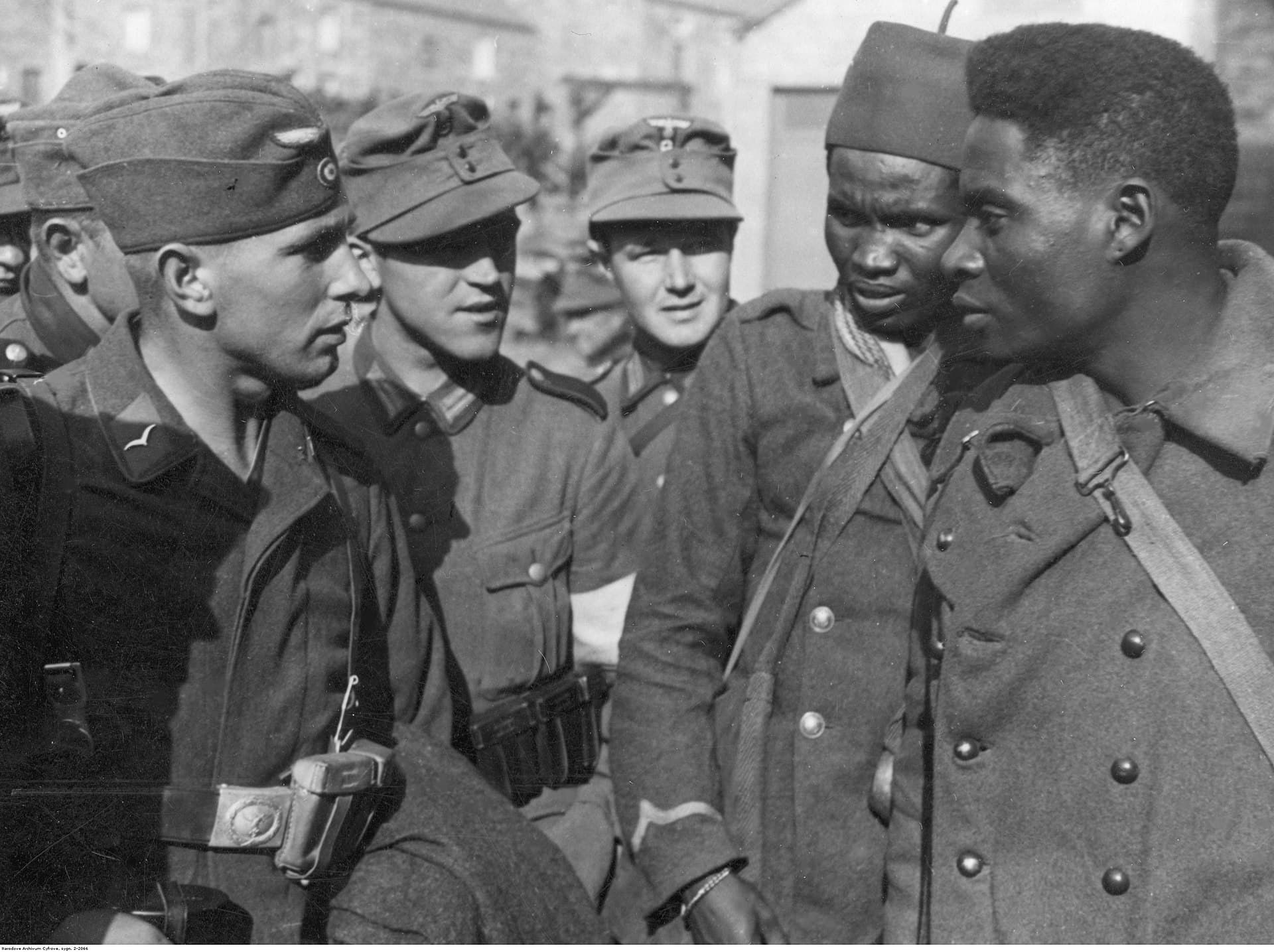 Soldats allemands discutant avec des tirailleurs sénégalais prisonniers
