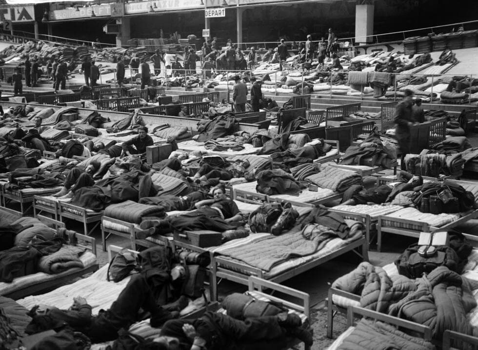 Prisonniers de guerre français de retour d'Allemagne, Vel d'Hiv, avril 1945