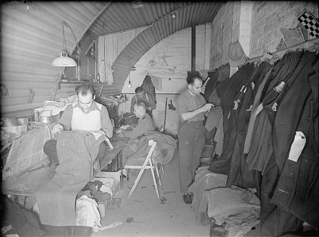 Prisonniers de guerre allemands au travail dans un camp britannique