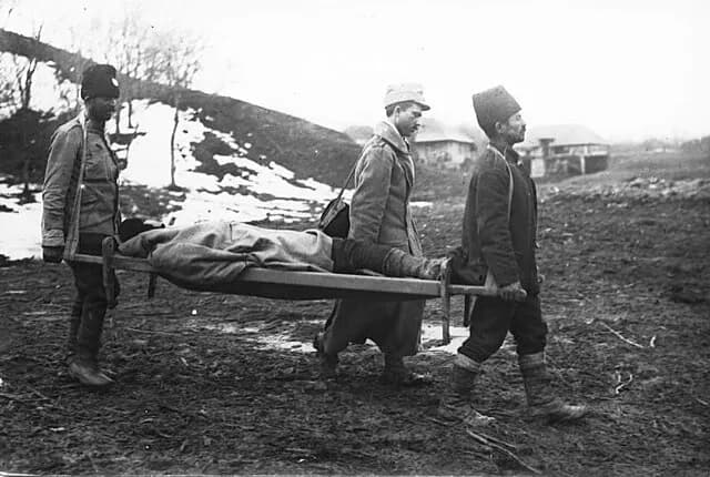 Les brancardiers transportant un blessé