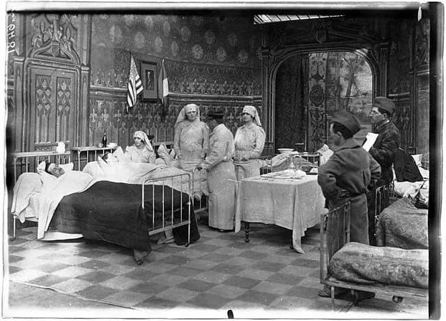 Infirmières au chevet de malades, drapeaux français et américains